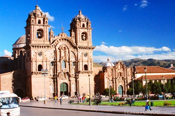 Plaza de Armas de Cusco ilustra o texto de impressões do peru