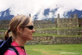 Vanessa nas ruínas de Machu Picchu ilustra o texto de impressões do Peru