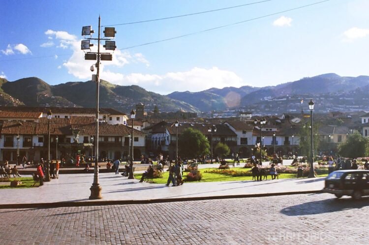 Plaza de Armas de Cusco ilustra o texto de impressões do peru