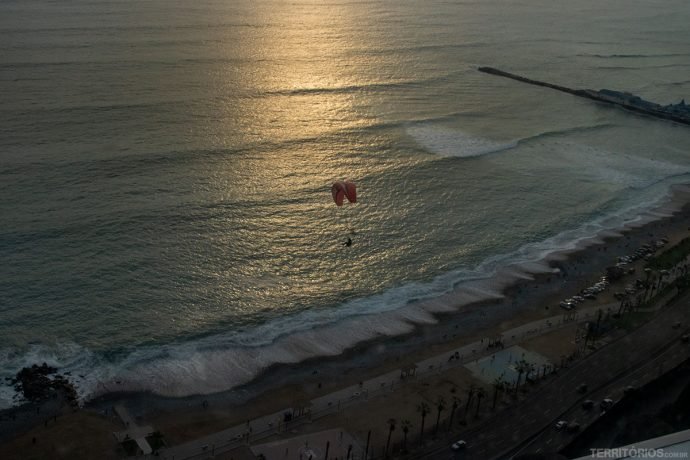 Pôr do sol no Oceano Pacífico com voos de paraglider