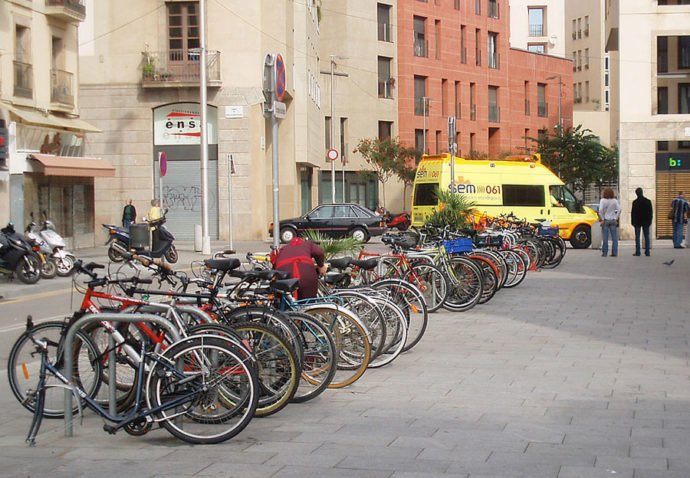 Bicicletas por todos os lados é cotidiano de Barcelona