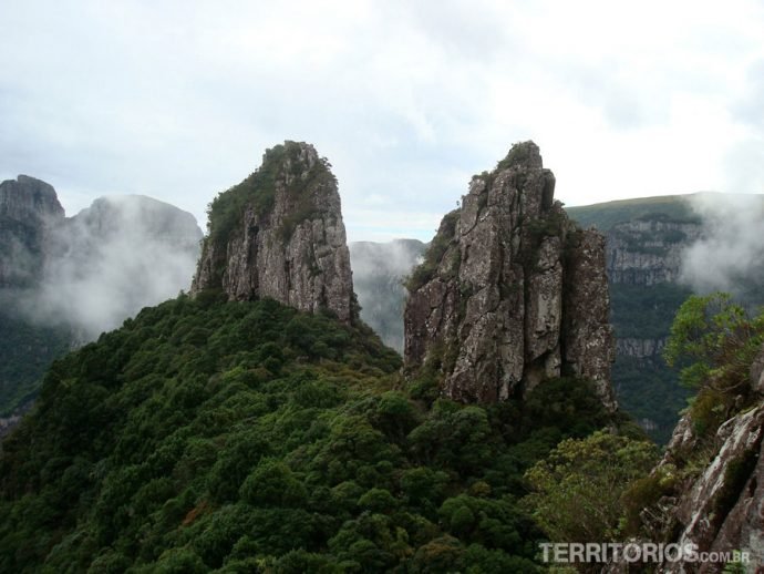 A pedra furada vista de lado