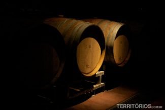 Barril para estocar vinho a meia luz