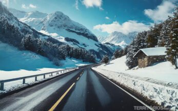 Estrada boa rodeada por montanhas e neve com céu azul viajando de carro pelo interior da França