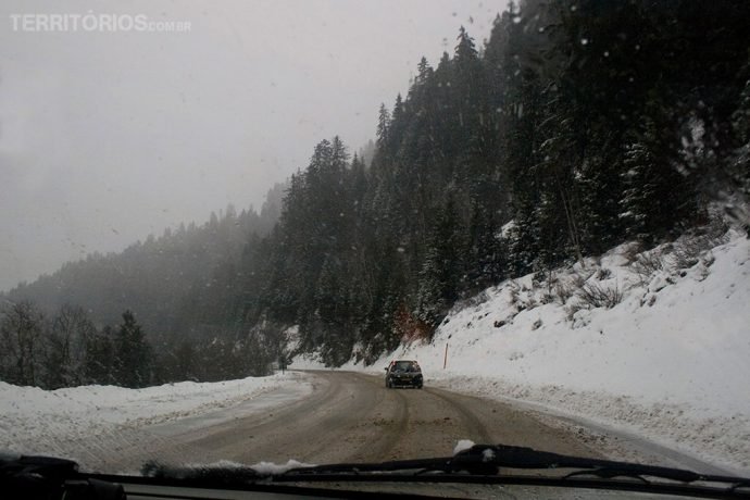 Viajando de carro pelo interior da França com neve