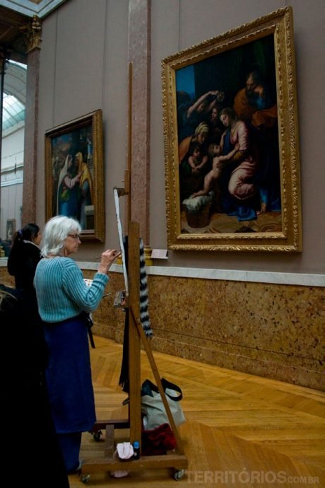 Pintora no Louvre