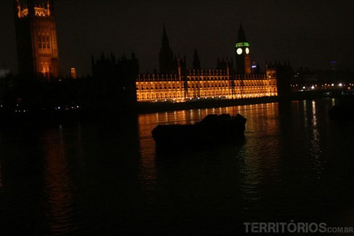 Parlamento iluminado por mais tempo na Londres no inverno