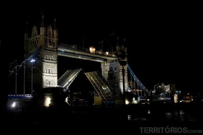 Tower Bridge abrindo para o barco passar