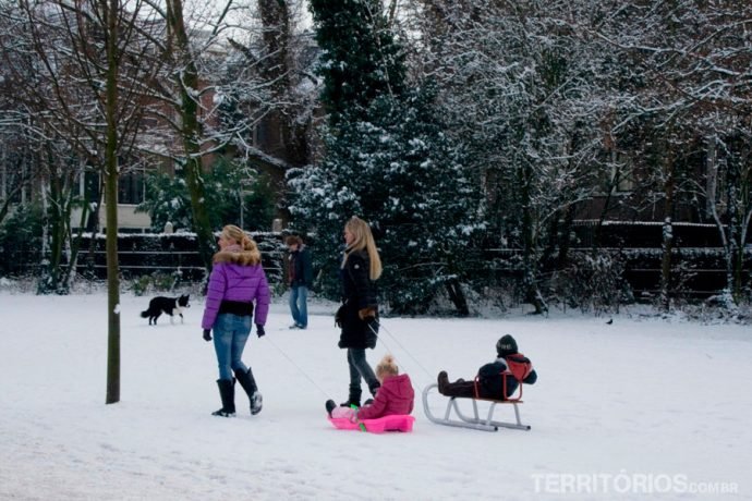 Mães levam os filhos para passar no Voldenpark após nevasca em Amsterdam
