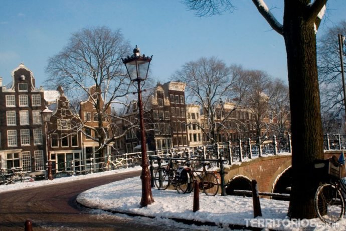 Ruas nevadas em Amsterdam são lindas para viajar em janeiro