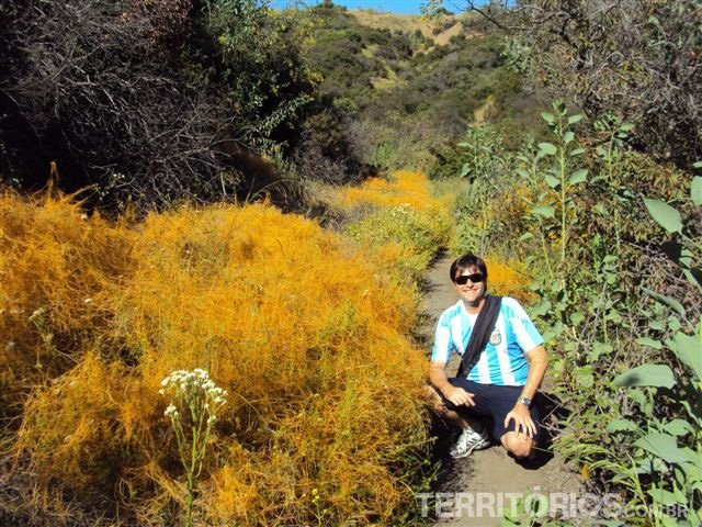 Agustin faz trilha pelos cânions nos arredores de Los Angeles