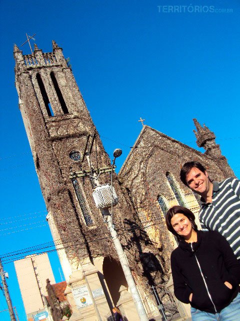 Eu e Roberta em frente a igreja Cabeluda, que é anglicana. Duas pelotenses