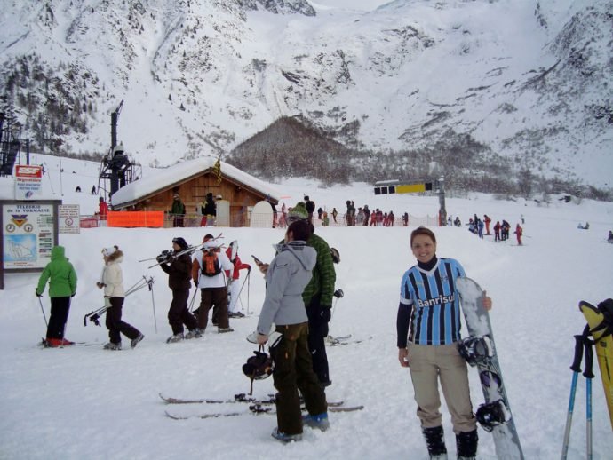 Pessoas na estação de esqui coberta de neve.