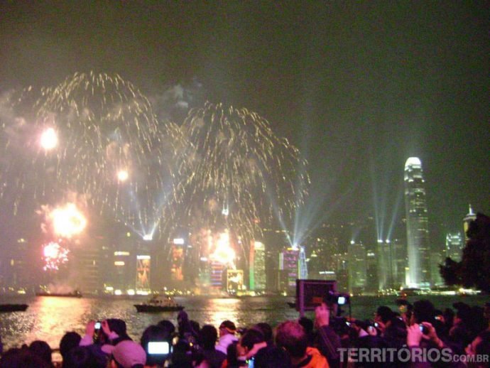 Baía de Hong Kong na comemoração da passagem do ano novo