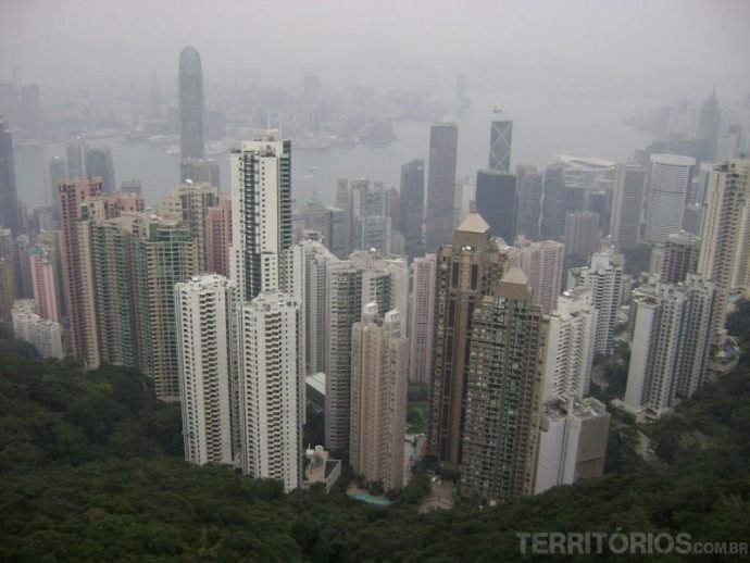 Vista de Hong Kong desde o pico onde se vai em bondinho. O edifício mais alto é o arranha-céu TWO