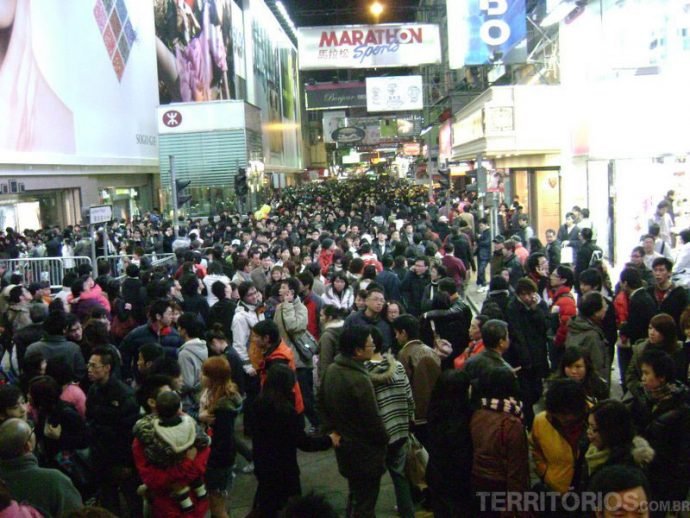 Milhões de pessoas voltando das compras no último dia útil do ano em Hong Kong