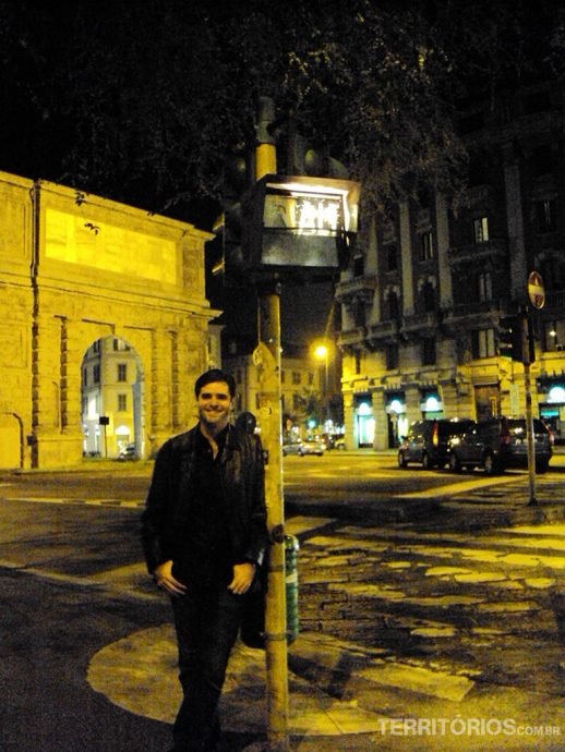 Em frente a Porta Romana