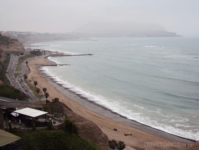 A costa e o tempo nublado