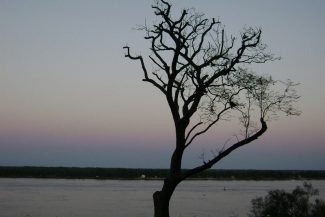 O Rio Paraná e o relevo plano dos Pampas ao fundo