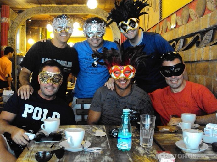 Desfile de máscaras no Carfeína Café