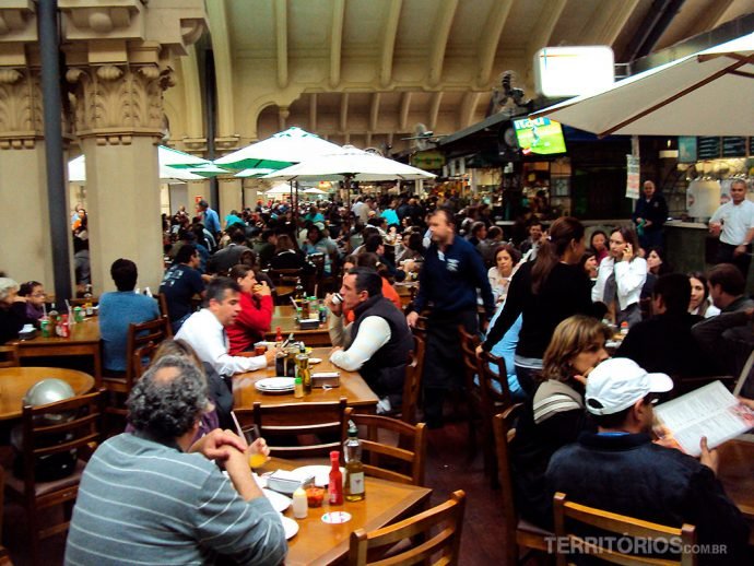 Ótimos bares e restaurantes no terraço do Mercado Municipal