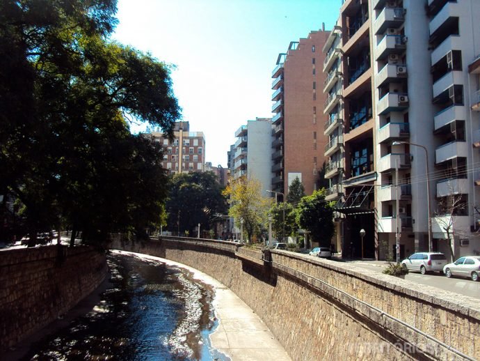 Rio La Cañada corta a segunda capital argentina