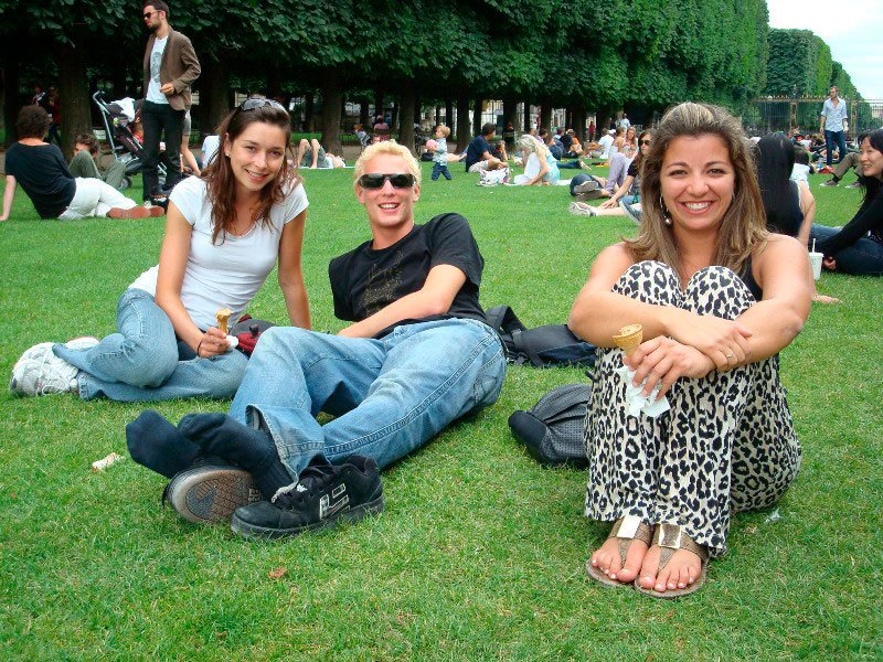 Não mais sozinha em Paris, piquenique no jardim com os amigos feitos no hostel