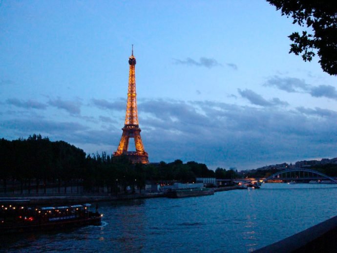 Visual da Torre Eiffel à tardinha