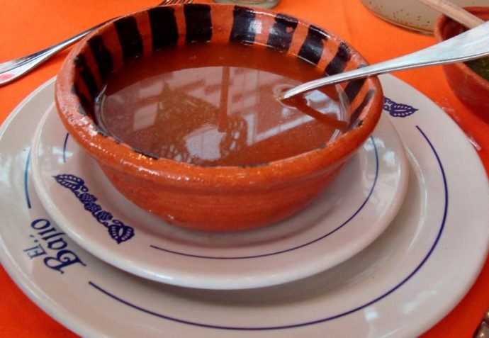 Puchero, sopa com pimenta
