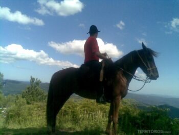 Gaucho a cavalo no texto morar em Gramado