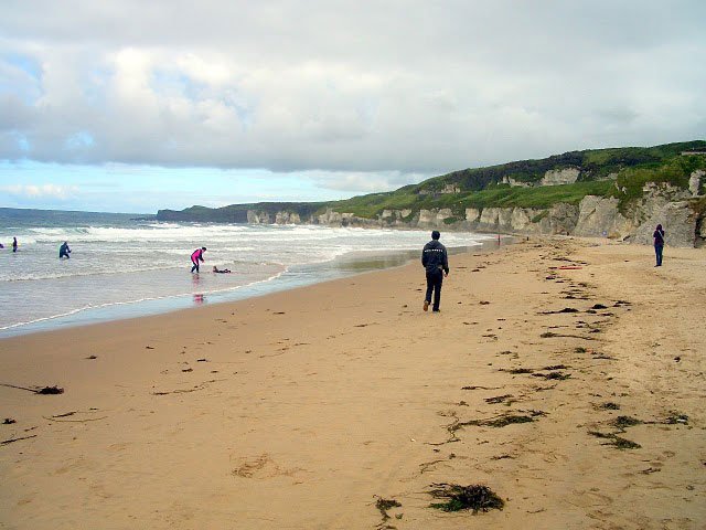 10 graus e irlandeses praticando surf10 graus e irlandeses praticando surf na Irlanda do Norte