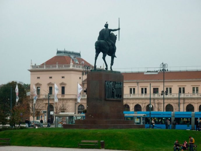 Rei Tomislav e a estação de trem