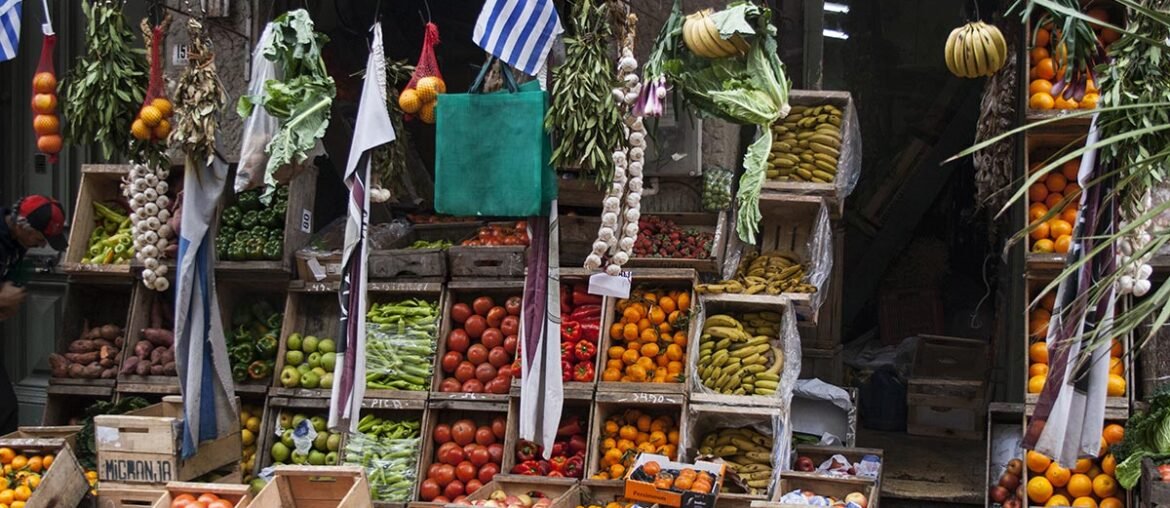 Comércio de frutas em ilustra o texto Montevideo para vegetarianos