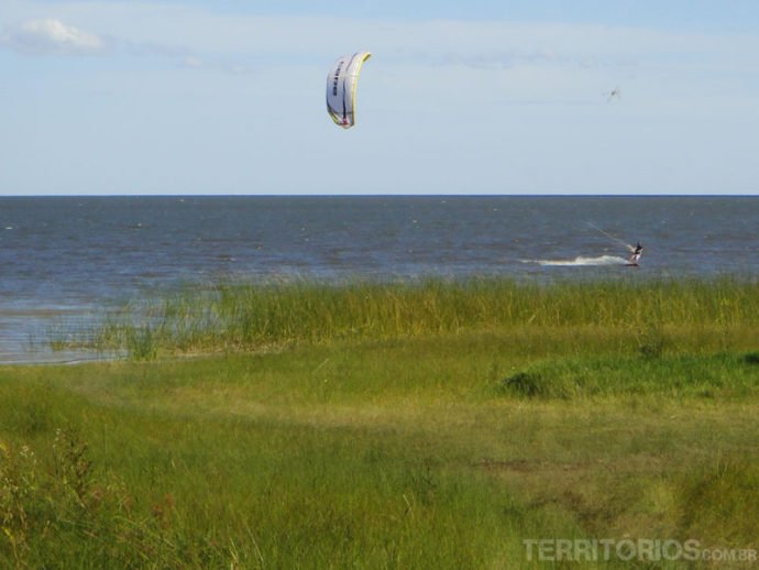 Uma lagoa inteira para praticar kitesurfe sozinho