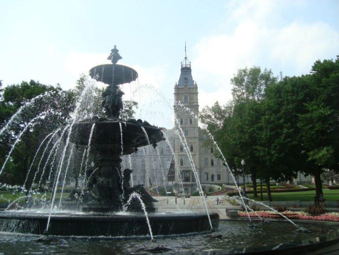 Prédio do Parlamento ao fundo com fonte