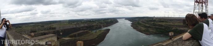 Vista no topo da barragem de Itaipu para o rio Paraná