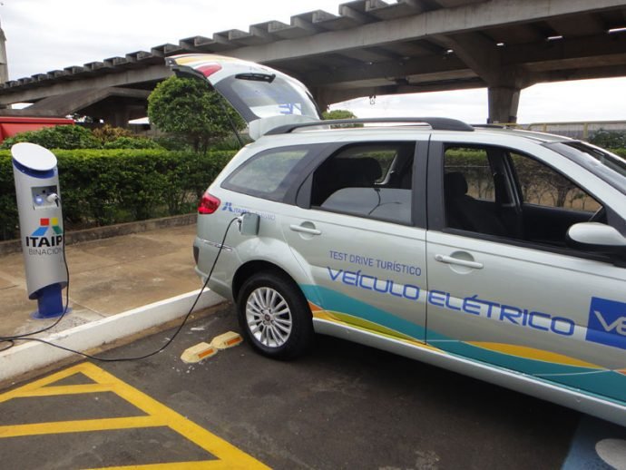 Abastecendo o carro na tomada