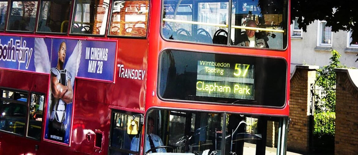 Ônibus vermelho ilustra o texto de moto em Londres