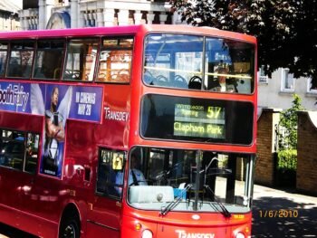 Ônibus vermelho ilustra o texto de moto em Londres