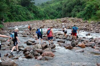 Pessoas fazem trilha no cânion Itaimbezinho