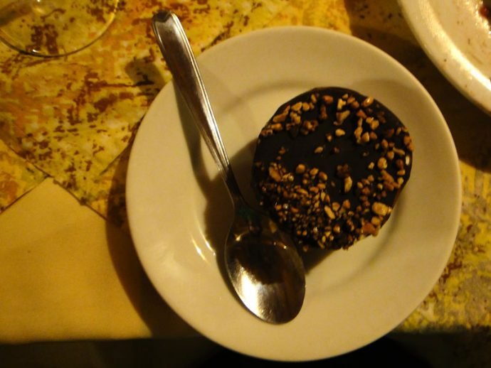 Cassata de creme com chocolate e castanhas