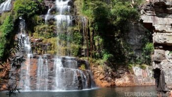 Cachoeira na Chapada dos Veadeiros em dia iluminado