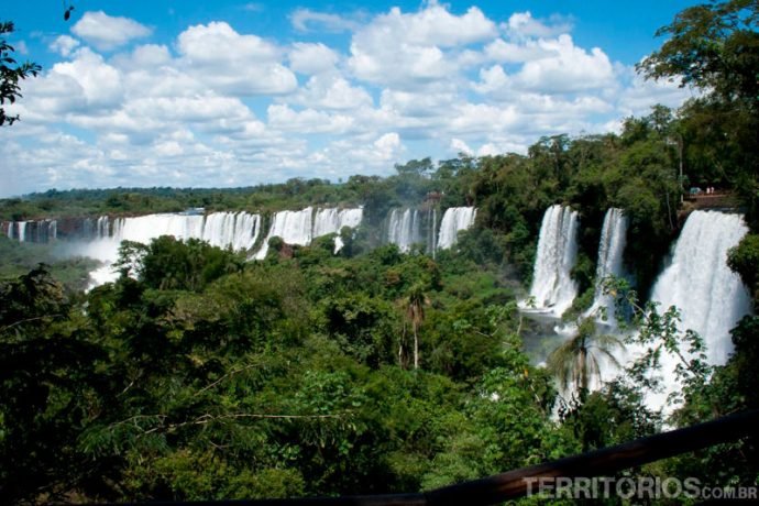 O lado argentino das cataratas fica em Puerto Iguazú
