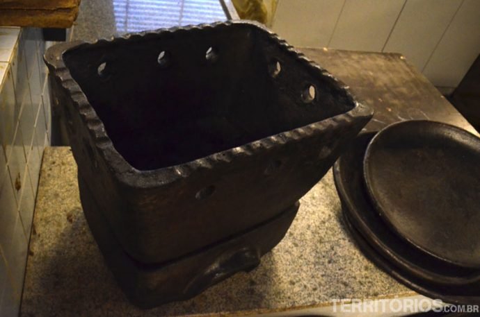 Uma churrasqueira de barro