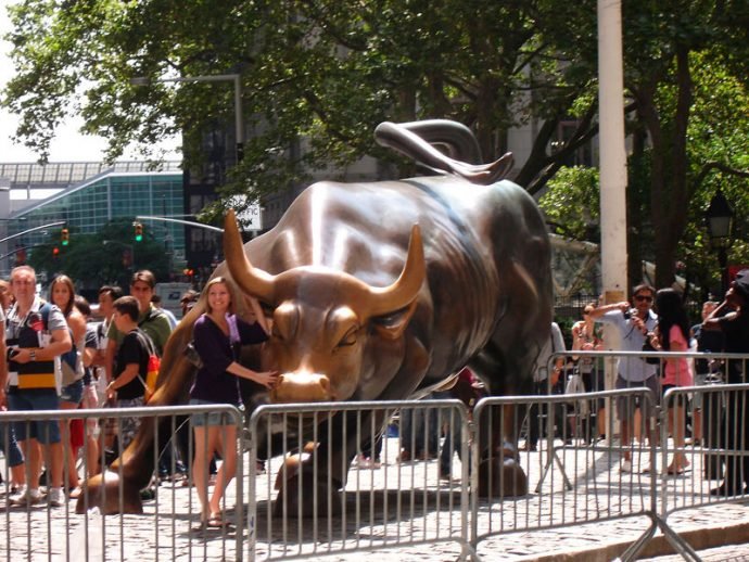 Pessoas fazem fila para tirar foto com o touro de NY