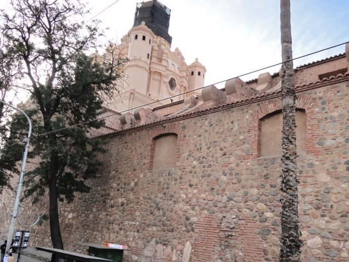 Vista lateral da Catedral, com a parede original que usa técnica jesuítica de misturar pedra, areia e um tipo de pasta de cactus