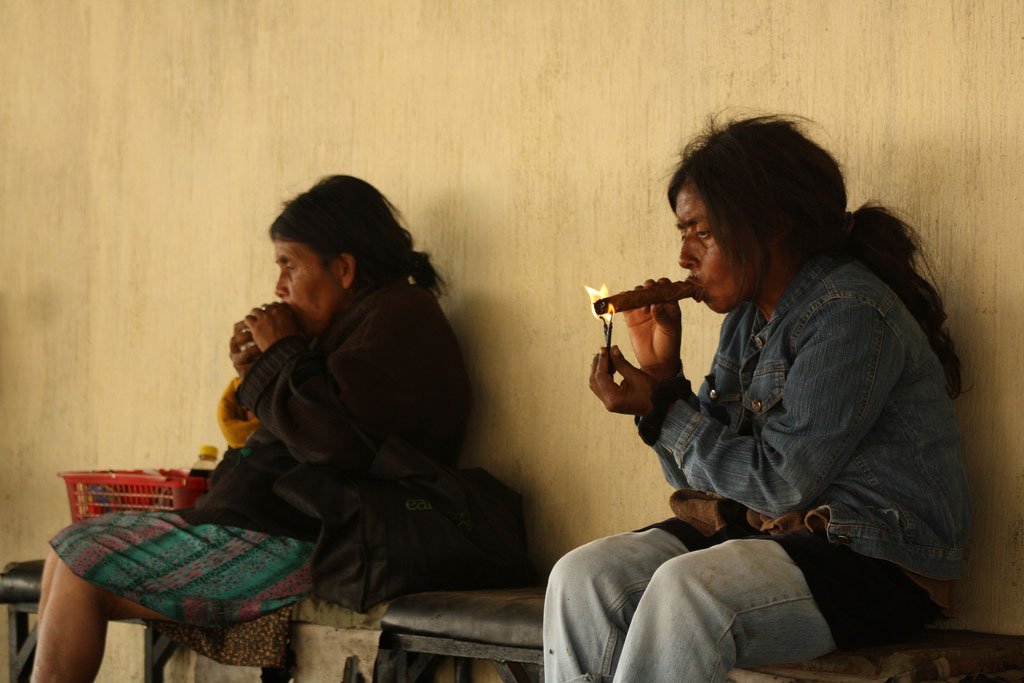 Duas mulheres fumam charuto na América Central