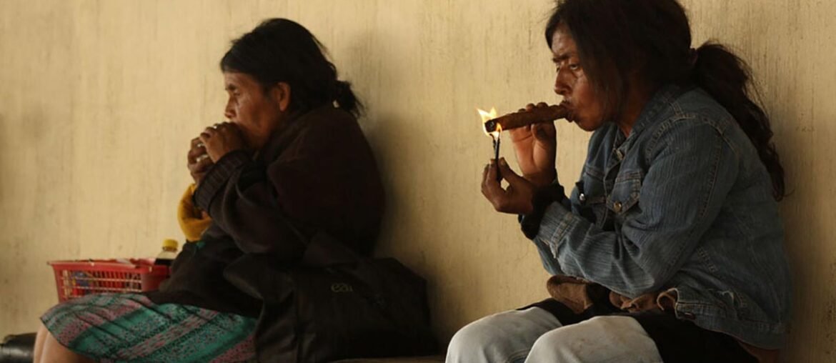 Mulheres fumando charuto em San Andrés Itzapa