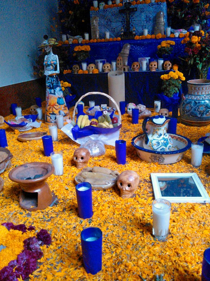 Altar traz os elementos em vida que os homenageados mais gostavam, como comidas, acessórios, etc
