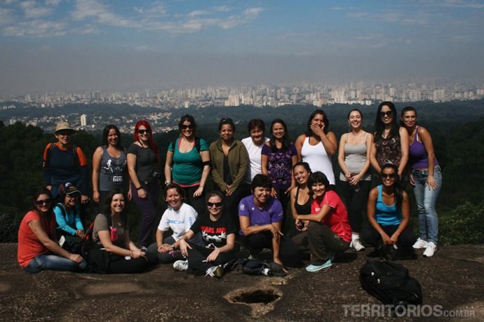 Grupo na Pedra Grande com vista para São Paulo, Parque da Cantareira